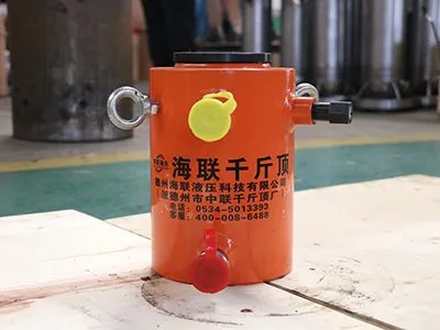 Гидравлический домкрат с полым штоком