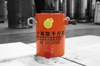 Гидравлический домкрат с полым штоком